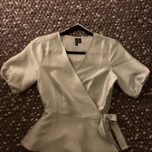 Grön fettopp - En superfin grön festtopp från Vero Moda. Den är lite mer grön än vad den ser ut på bilden. Skriv till mig så kan jag fixa bättre bilder i dagsljus! ❤️