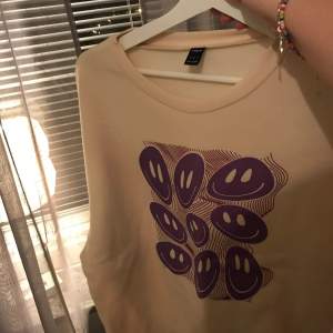 Säljer denna super coola sweatshirten med lila tryck! 💖strl S !! Frakt kan diskuteras