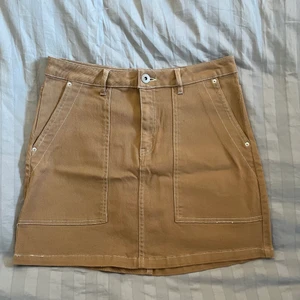 Kjol från hm - Ljusbrun kjol från hm. Aldrig använd. Köparen står för frakten 