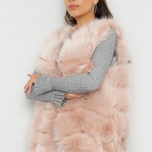 Pälsväst - Säljer en liknande rosa pälsväst som på bilden😊 Det är ej äkta päls och den är i mycket fint skick! Skriv privat för fler bilder, och priset kan diskuteras❤️