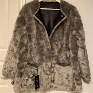 Jacka -NY!  - Helt ny jacka ifrån TIGER - kalypso                                Modellen på jackan är boxig/oversize även vändbar med fickor på båda sidor. Nypris 3.499kr (lappen kvar) 