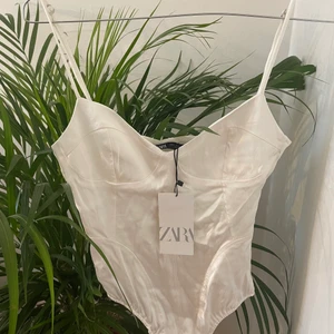 Oanvänd korsettbody - En oanvänd slutsåld korsettbody från ZARA som är liiite för stor för mig! 