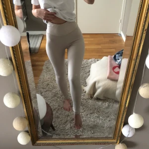 Creme-vita träningstights - Träningstights från Gina Tricot i en krämig vit/beige färg. Strl S men tyvärr lite för långs för mig som är 160. Knappt använda.