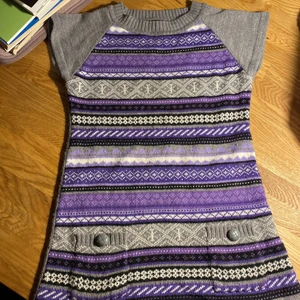 Färgglad barn tröja - Oanvänd lila barntröja från Kappahl som barnen vuxit ifrån, jättesöt och i bra skick. Köparen står för frakten men kan även mötas i Eskilstuna.