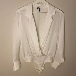 Oanvänd body - Vit oanvänd body från VeroModa. Stl. 34