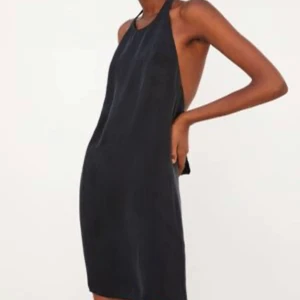 Zara klänning blå - Klänningen är blå men den fanns inte kvar på hemsidan så för referens är den svarta för att visa. Sitter som en M men passar även S. Säljer då den aldrig används 