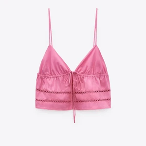 Gullig topp från Zara - Hej, jag säljer denna super fina topp från Zara, använd max två gånger så den är i nyskick! Köparen står för frakten, Nypris 259kr🥰