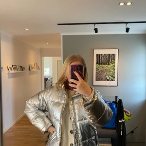 Jacka - Cool silver jacka från Gina Tricot, använd men i svin bra skick!!!