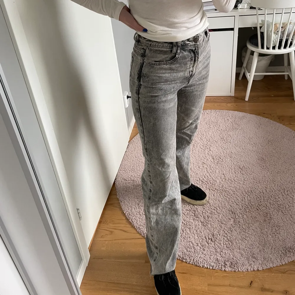 Säljer mina jätte snygga gråa zara jeans pågrund av att dom blivit lite försmå för mig. Storlek 36 och satt perfekt på mig förut i både längden och i midjan:) . Jeans & Byxor.