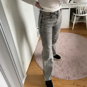 Säljer mina jätte snygga gråa zara jeans pågrund av att dom blivit lite försmå för mig. Storlek 36 och satt perfekt på mig förut i både längden och i midjan:) 