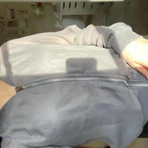 Grå tröja - Den är väldigt skön och i armarna så är den tunnare material som man nästan kan se igen ( bild 2 )☺️den passar bra på mig som är S. Köpare står för frakt 