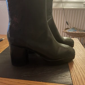 Hm kängor  - Svarta konstläder 