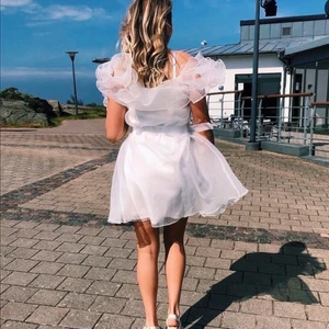 Klänning - Otroligt fin klänning endast använd en gång! Nypris 1000kr