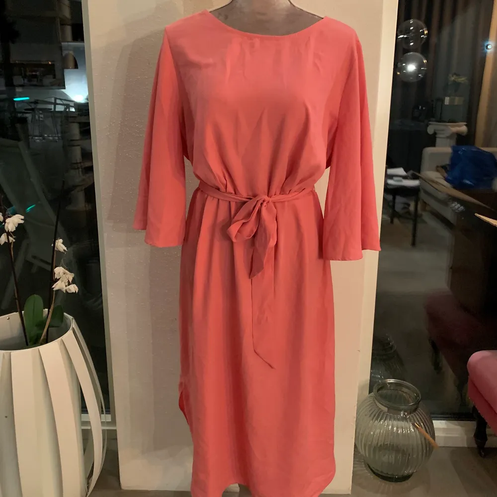 Superfin rosa klänning med flowy armar (tre-kvarts längd) och snöre i midjan. Kan mötas i Falun eller skicka paket. . Klänningar.