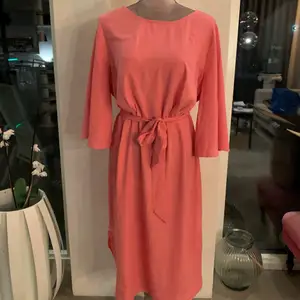 Superfin rosa klänning med flowy armar (tre-kvarts längd) och snöre i midjan. Kan mötas i Falun eller skicka paket. 