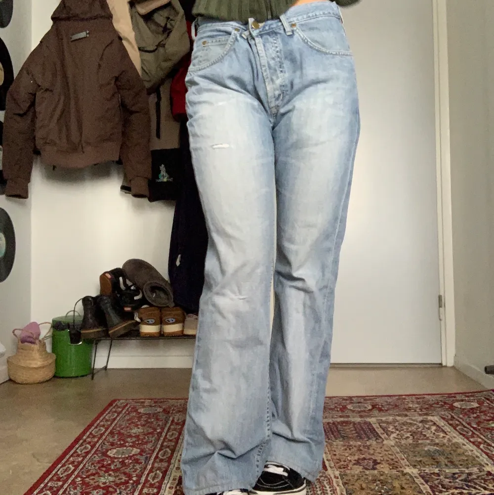 Säljer ett par lågmidjade Lee jeans som jag köpt secondhand! Storlek 33/32:) jag är 163cm. Kan skickas mot fraktkostnad på 66kr . Jeans & Byxor.