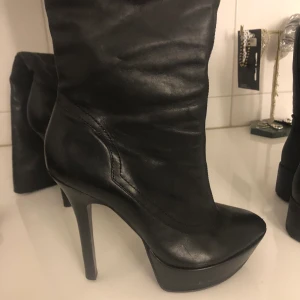 High heels - Super snygga platå stövlar. Sparsamt använda. 
