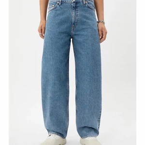 Weekday, Rail st 26.32 - Super snygga blå jeans från weekday! Knappt använda, så de är i bra skick!💗 köparen står för frakt😇