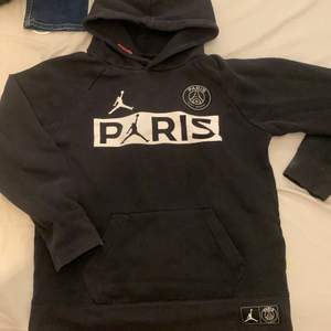 Väldigt fin hoodie från PSG x Jordan. Bjuder på frakten!