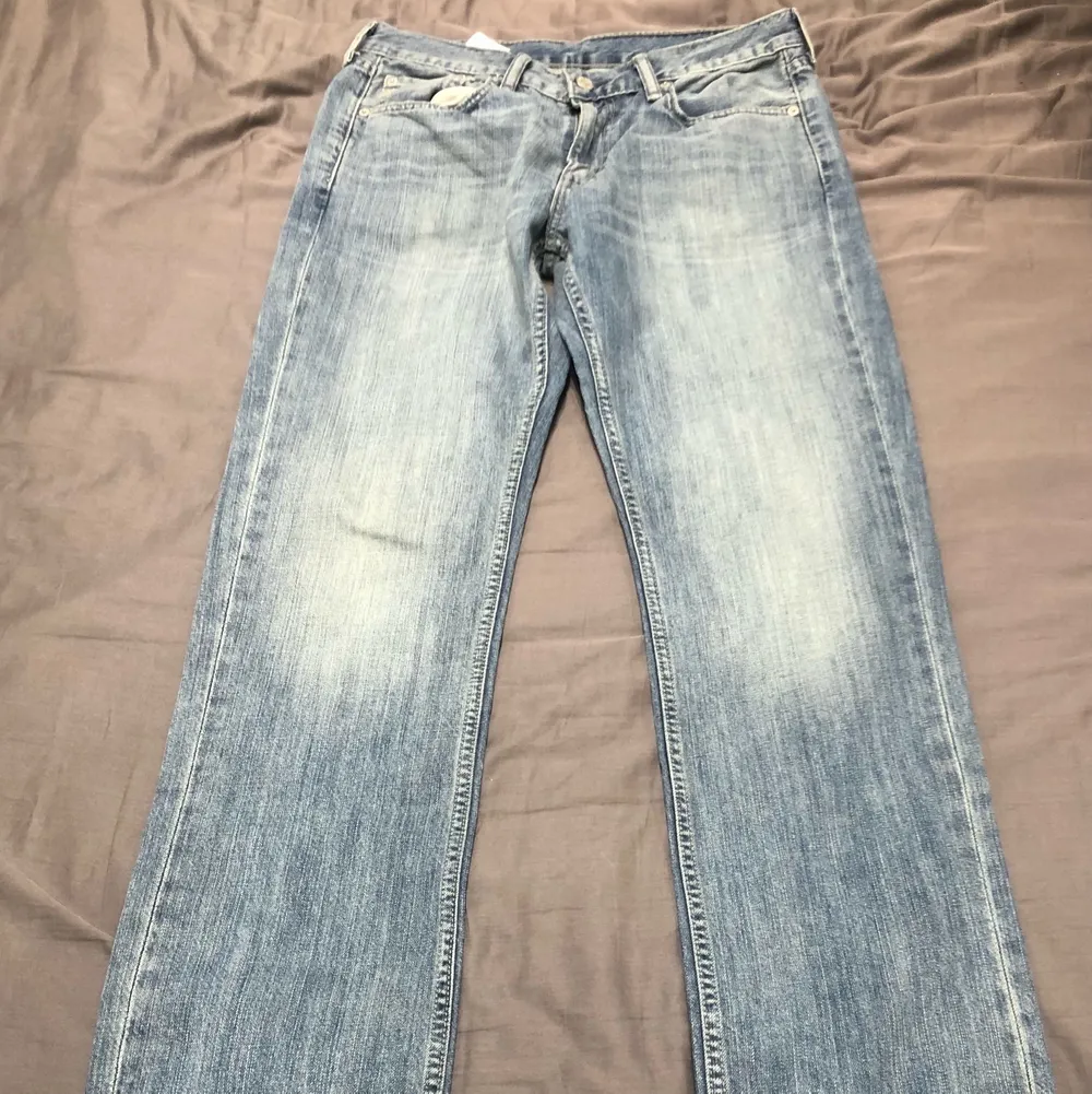Levis jeans. Modell 514. Mörkblå färg. Lite ljusare över låren. Kan mötas i nacka eller frakta till hela Sverige . Jeans & Byxor.