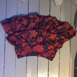 färgglad kjol! - JÄTTEGULLIG KJOL! färgglad, blommor, lila, volanger, kort! 1dm från mina knän på mig som är 155cm.