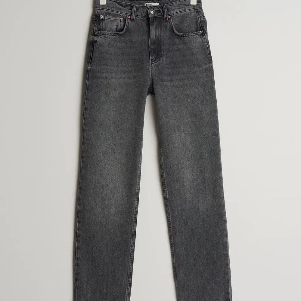 Grå 90s high waist jeans från Gina tricot i strl 40, uppsydda till petite längden. Använda några gånger så i bra skick. Sälja pågrund av att de blivit förstora. Köparen står för eventuell frakt!. Jeans & Byxor.