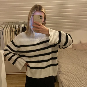 Stickad tröja  - Säljer min fina stickade tröja från Gina i nyskick då den inte riktigt sitter som jag vill. Skriv ifall du är intresserad 💕💕🤍