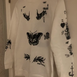 Harry styles tröja  - En tröja med Harry Styles tatueringar. Är enligt lappen en XL men skulle själv säga S/mindre M. Polyester. Köparen står för frakten!💗