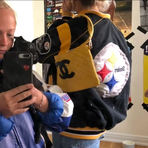 Vintage baseball jacka - Säljer min fina baseballjacka! Den går att vända ut och in så blir det en helt annan jacka. Supersnygg och cool, säljer pga äger för många jackor… uppskattat storlek är medium. Fint skick! Kan mötas upp i Stockholm eller skicka med spårbar frakt. :)