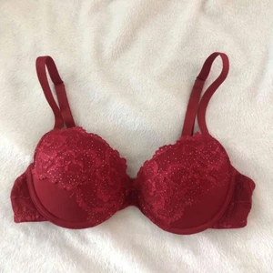 Röd bh - Röd bh med lite push up, spets och glitterdetaljer. Fint skick