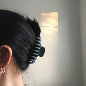 Grå hårklämma - Knappt använd hårklämma, har så många redan. Kvaliteten är bra och passar på mig som har tjockt hår🥰