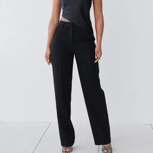 Raka kostymbyxor - Superfina raka kostymbyxor från Angelica blicks kollektion för NAKD. Storlek 32 och är jättebra i längd på mig som är 170. Knappt använda och helt slultsålda på hemsidan! Köparen står för frakten❤️ skriv privat för fler bilder!!