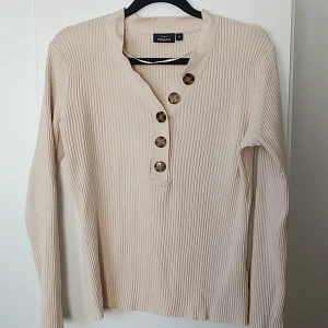 Tröja  - En gullig tröja i storlek M men passar även dig som har storlek S 