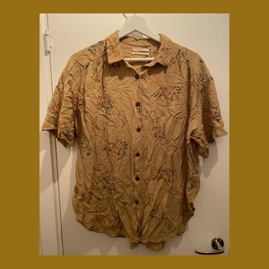 Gullig skjorta - Gullig tunn skjorta med små streckade djur från Urban Outfitters :)