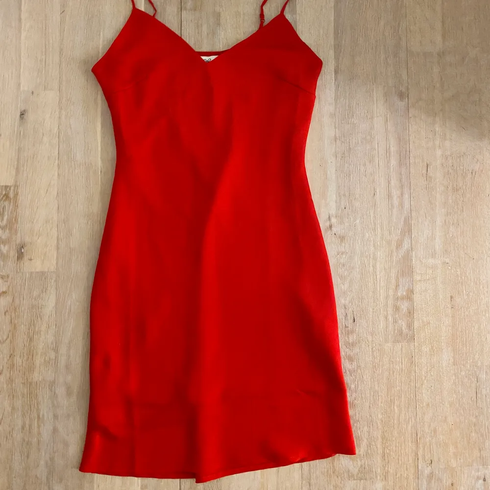 Så fin röd kort silkes klänning. Klänningar.