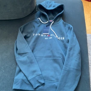 Tommy hilfiger Hoodie - Grön-blå Hoodie från Tommy hilfiger i storlek S. Aldrig använt med prislapp kvar. Skriv för mer bilder.