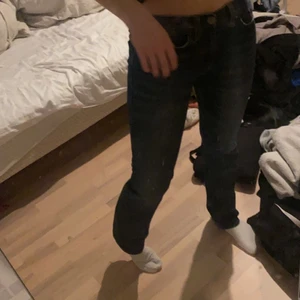 lågmidjade jeans - ett par SNYGGA lågmidjade jeans, tyvärr sitter dom för tajt för att jag ska använda dom