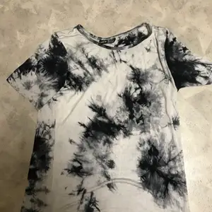 T-shirt med ”marmor” tryck från Shein. Strl S 