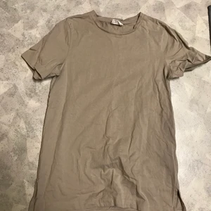 Tshirt - Beige T-shirt oversize från Gina Tricot. Strl: S