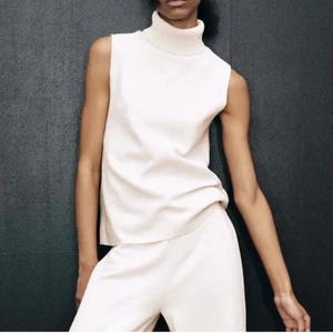 Zara - väldigt populär polo tröja utan armar som jag köpte den 24/1. Kvitto och prislapp är kvar då den inte satt så bra på mig💕 endast testad 