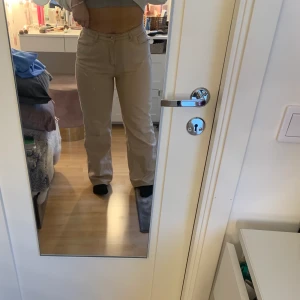 Beiga jeans  - Sitter snyggt, lite stora på mig som är en M. Nypris 299kr från Veromoda säljer för 70kr+frakt 