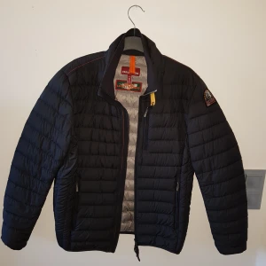 Parajumpers UGO - Säler min UGO då ja köpt en ny. Jag har bara använt den ett fåtal gånger och den är i nyskick (10/10). Storleken är smal. Den är svart. Har kvitto och boxen kvar från när den köptes.