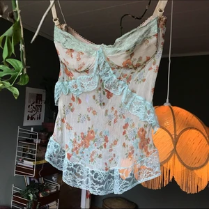 💟 Vintage dolce & gabbana 💟 - Världens finaste topp, äkta dolce & gabbana, som inte kommer till användning av mig. Skulle säga att den passar en a-kupa, och möjligtvis en liten b-kupa💕 i felfritt skick, köpt vintage för 500kr och har sedan dess använts vid max fem tillfällen! Tror någon annan kan få mer användning av den än vad jag har! Likande säljs för runt 1000 på Depop ❤️‍🔥❤️‍🔥