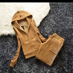 Juice Couture  - Säljer detta fina sett i färgen Camel ifrån AliExpress!! Har använt 1gång och gick inte att skicka tillbaka eftersom det har gått 15 dagar drf säljer jag det! Säljer för att den inte heller kommer till användning! Kom privat eller kmt för fler frågor💗💗💗 Köptes för 537kr!!