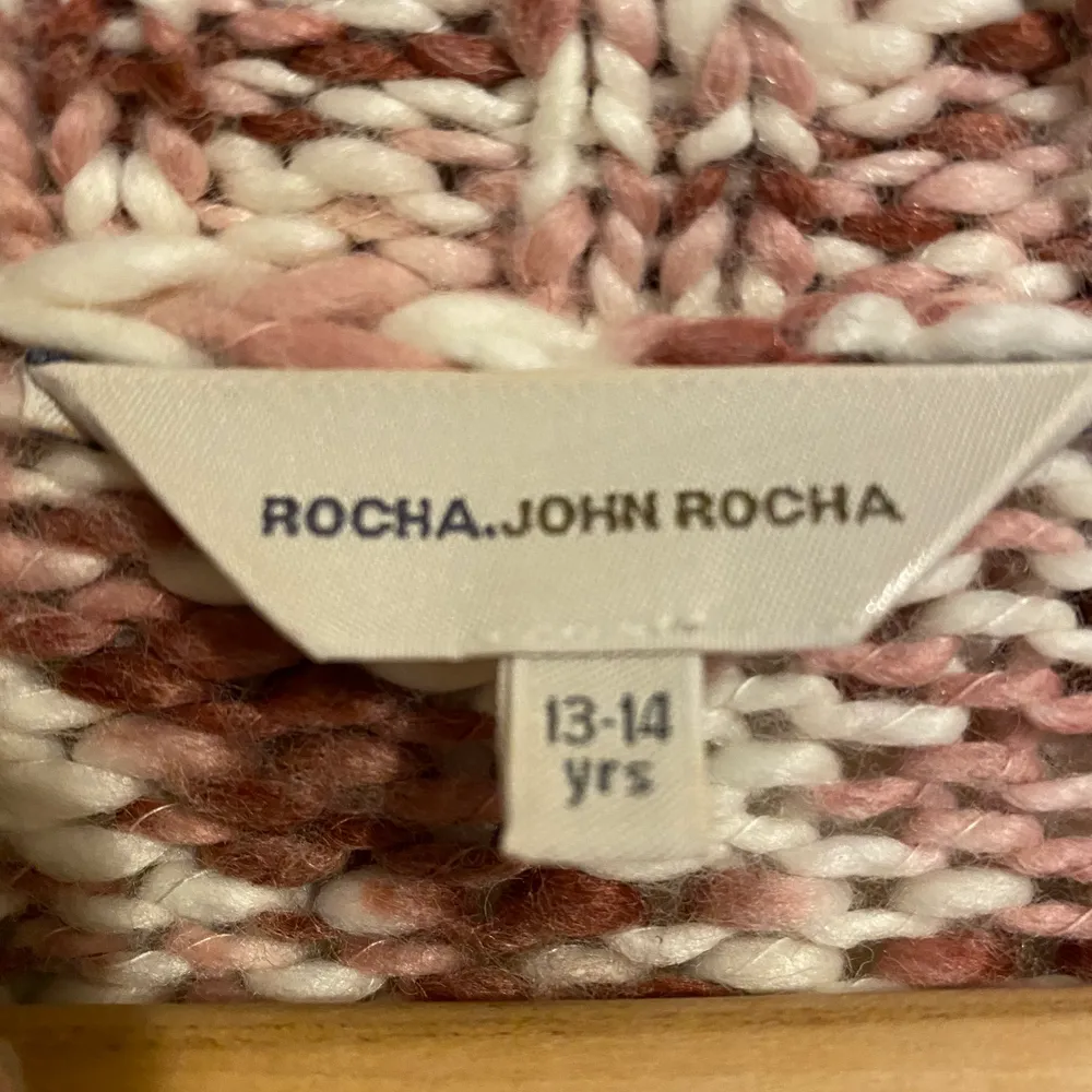 Rosa vit stickad tröja, aldrig använt. Märke Rocha.John Rocha med knappar vid kragen. Storlek xs/s❤️. Neuleet.