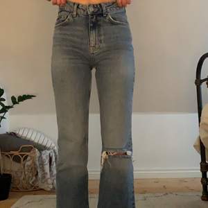 Jeans med hål från Gina tricot i petite storlek. Nypris 399. Använda två gånger, säljer pga inte min stil.🤍 Frakt tillkommer✨