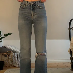 Trendiga Jeans - Jeans med hål från Gina tricot i petite storlek. Nypris 399. Använda två gånger, säljer pga inte min stil.🤍 Frakt tillkommer✨