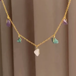 Halsband m kristaller (finns i silver) 🦋 - kort halsband (ca 40 cm) med äkta rosenkvarts, amethyst och blå mineraler! Finns även i silver! OBS: formerna på kristallerna på ditt halsband kan komma att vara olika än de på bilden eftersom varje kristall är unik! Detsamma gäller färgerna som kan variera lite i nyanser🦋