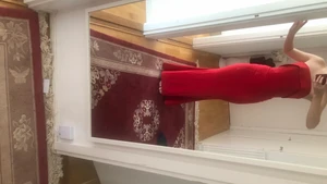 Figurnära finklänning - En figurnära klänning med korsett. Köpt begagnad på Zalando men passade inte mig. Sitter uppe väldigt bra trots att den inte har axelband.