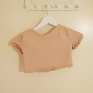 Rosa tröja från H&M i storlek S - Super fin rosa crop top. Har använt den 1 gång:)